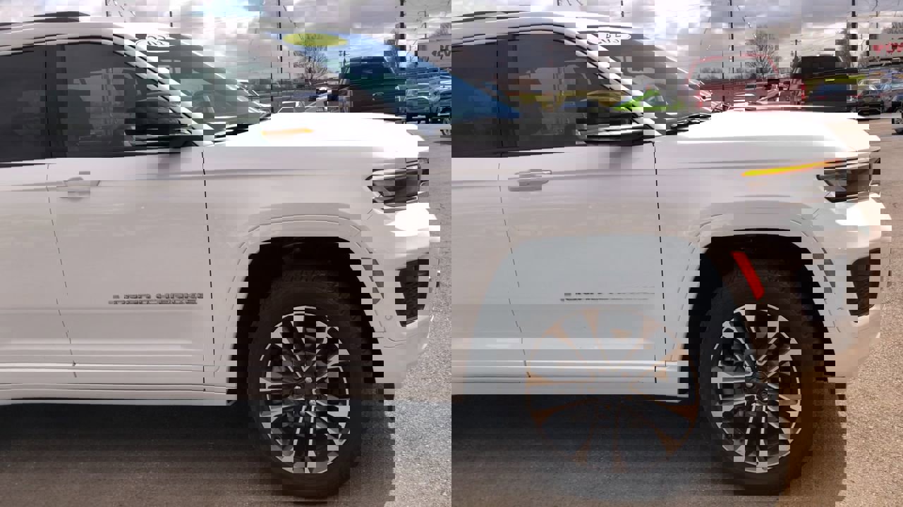 Used 2023 Jeep Grand Cherokee L Overland w/ Advanced Protech Group III image 2