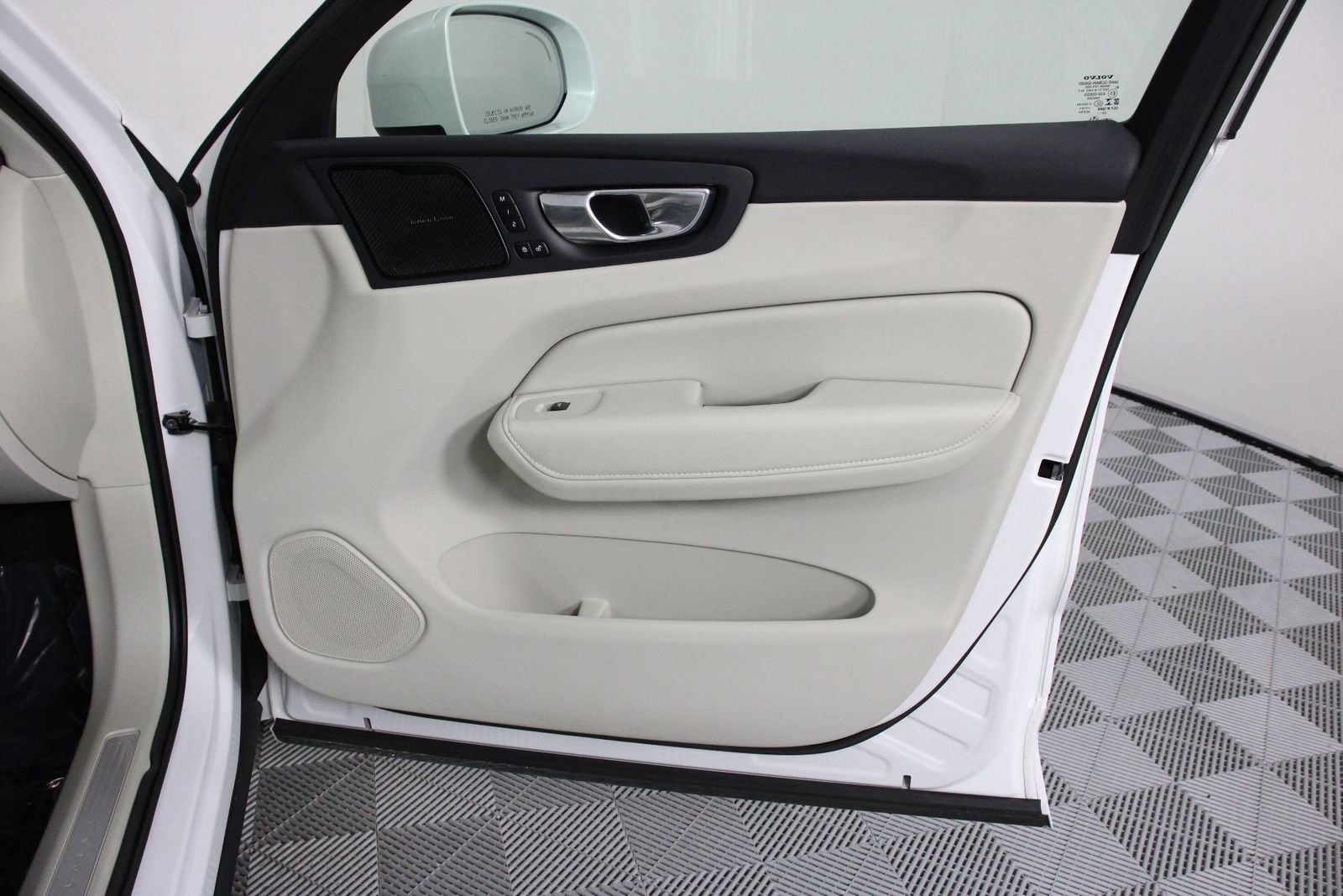 Certified 2023 Volvo XC60 B5 Ultimate image 21