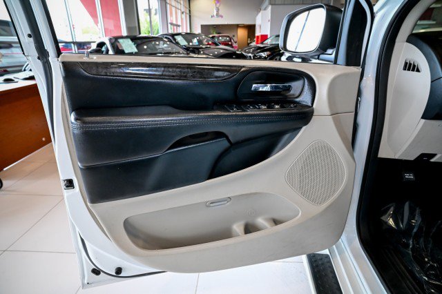 Used 2019 Dodge Grand Caravan SE FWD image 16