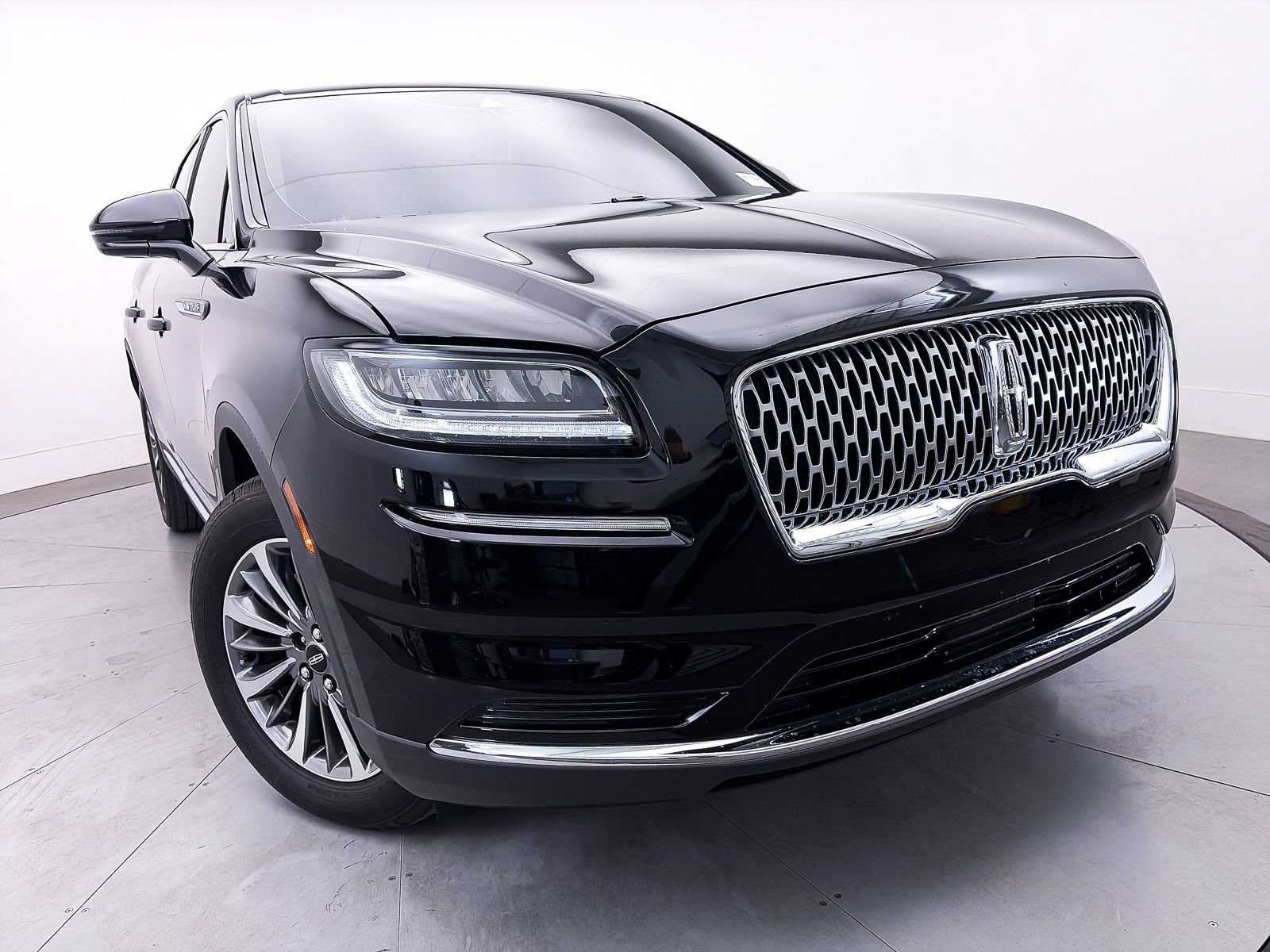 Used 2023 Lincoln Nautilus FWD w/ Premium Package image 3
