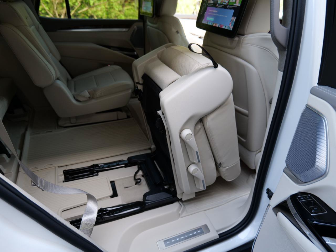 Used 2025 Cadillac Escalade Sport Platinum w/ LPO, Floor Liner Package AWD/4WD image 46