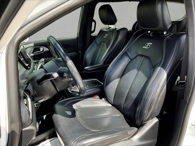 Used 2020 Chrysler Pacifica Touring-L Plus w/ Advanced Safetytec Group FWD image 24
