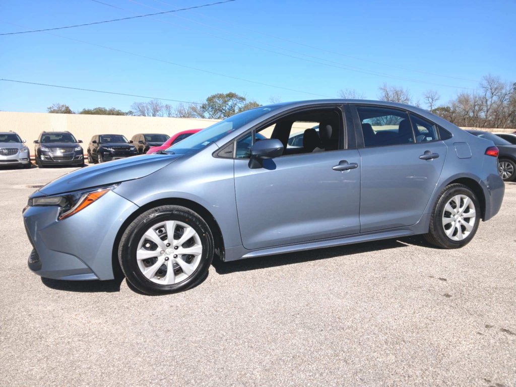 Used 2022 Toyota Corolla LE FWD image 1
