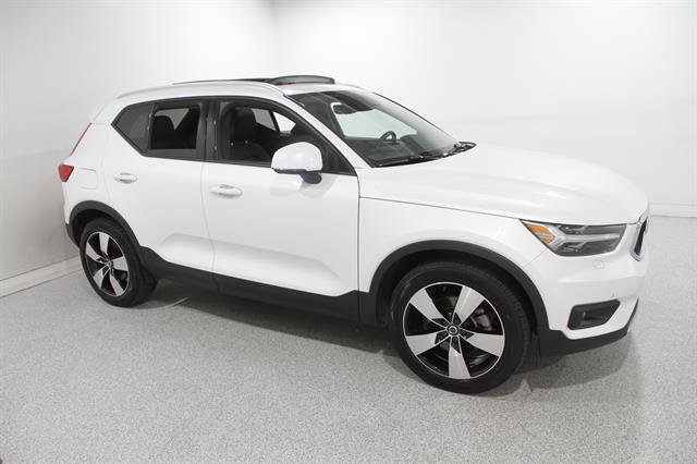 Used 2022 Volvo XC40 T5 Momentum w/ Premium Package AWD/4WD image 1