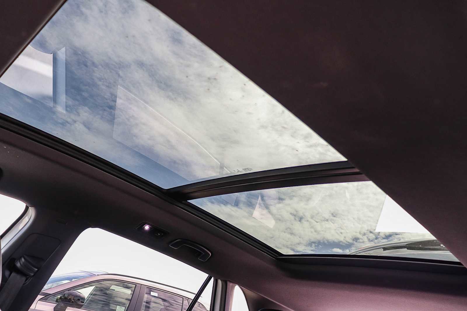 Used 2022 Volkswagen Atlas Cross Sport SEL R-Line image 25