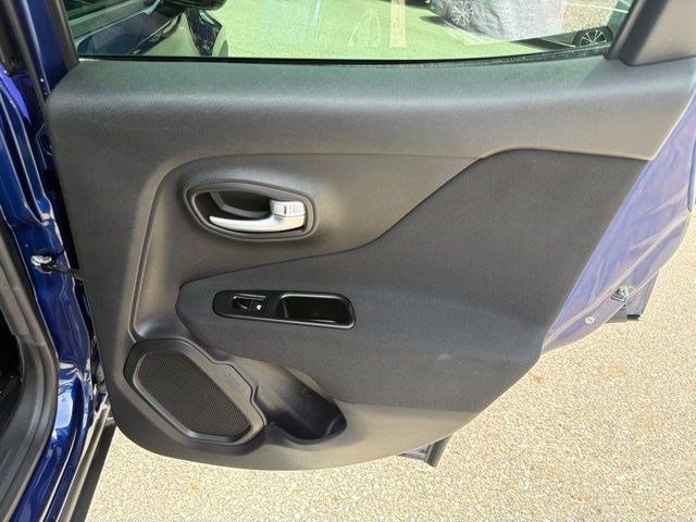 Used 2019 Jeep Renegade Latitude FWD image 17