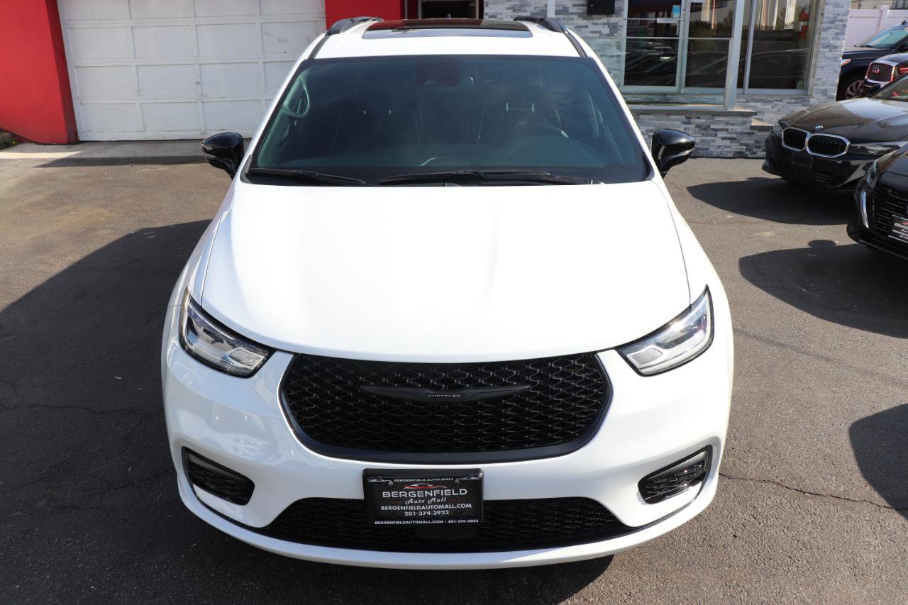 Used 2025 Chrysler Pacifica Limited FWD image 9