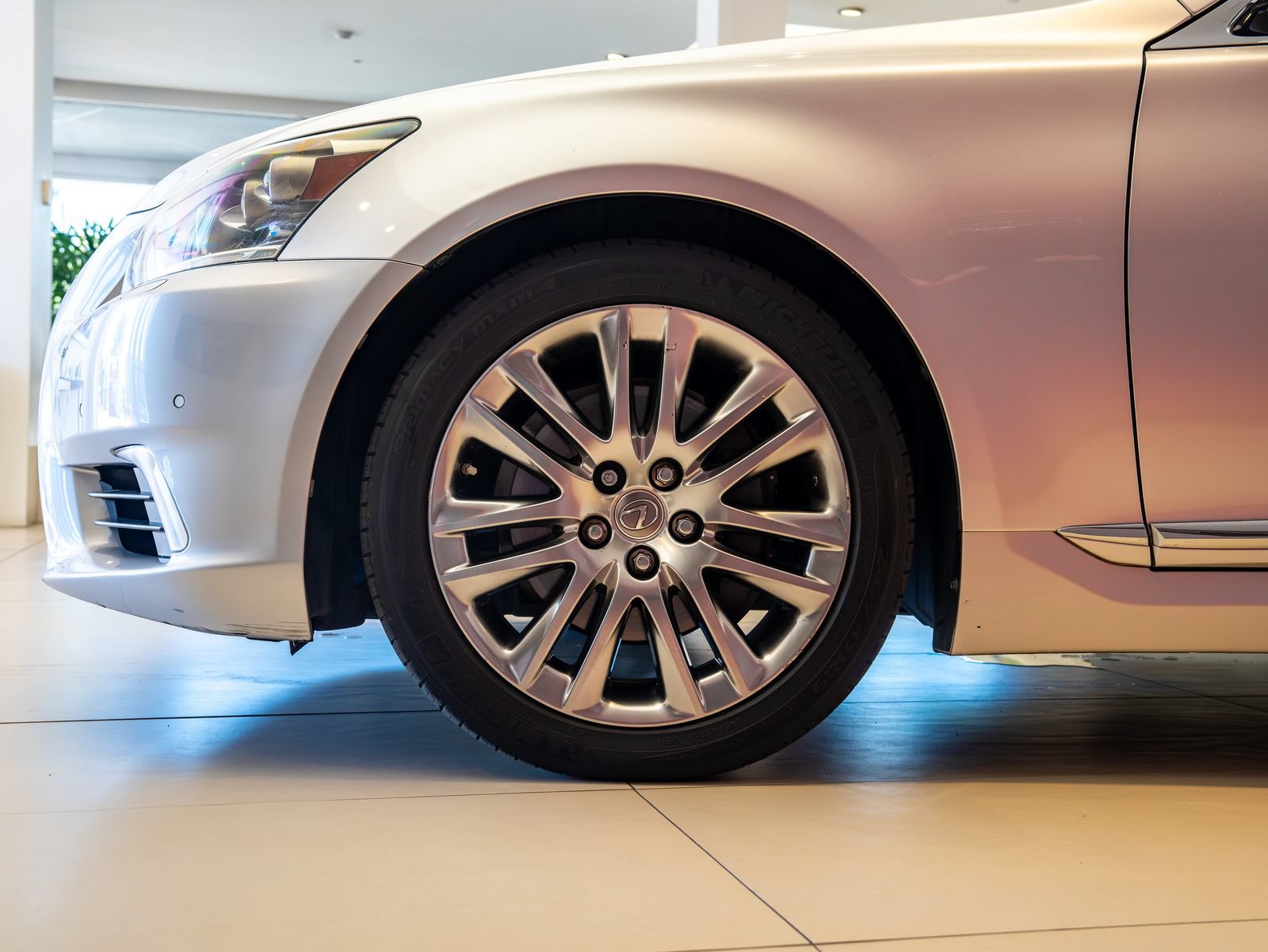 Used 2016 Lexus LS 460 w/ Comfort Package RWD image 3