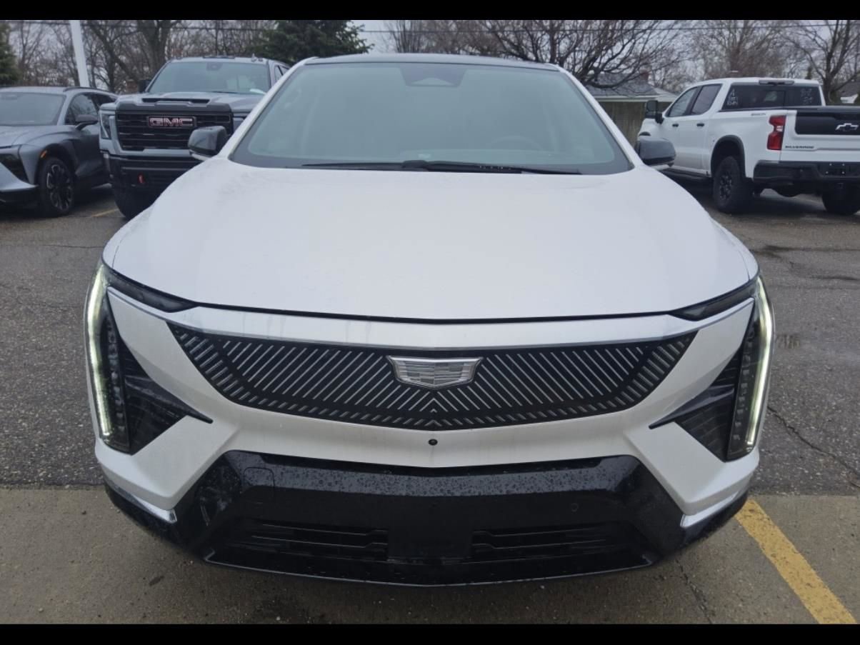 Certified 2025 Cadillac Optiq Luxury 2 w/ LPO, Floor Liner Package AWD/4WD image 3