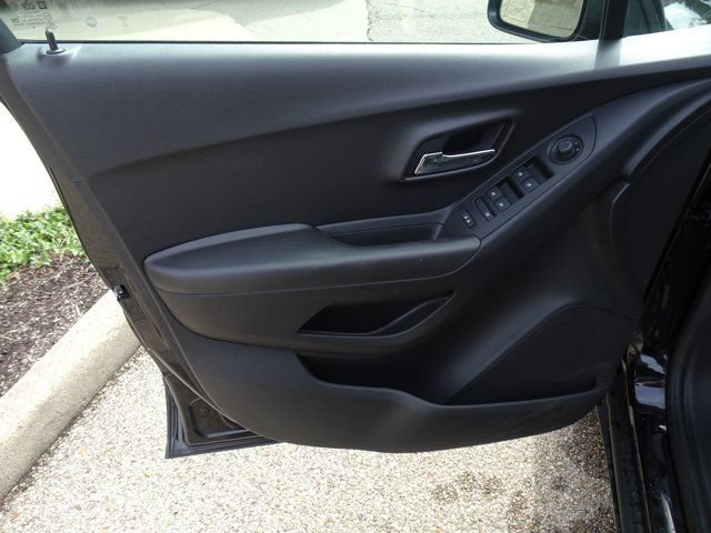Used 2020 Chevrolet Trax LS w/ Tint and Cruise Package FWD image 8