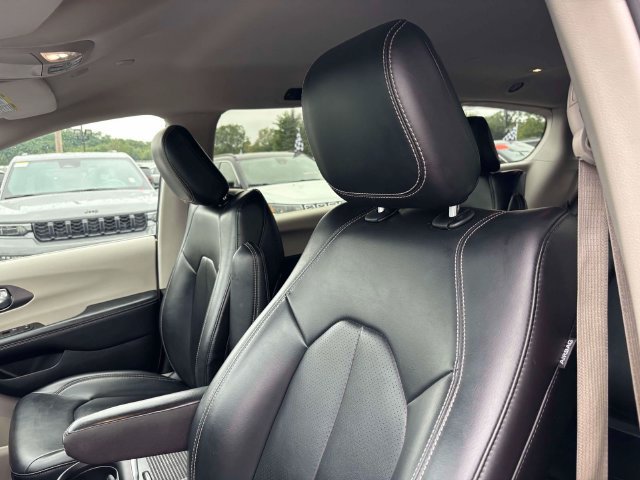 Used 2023 Chrysler Pacifica Touring-L FWD image 8