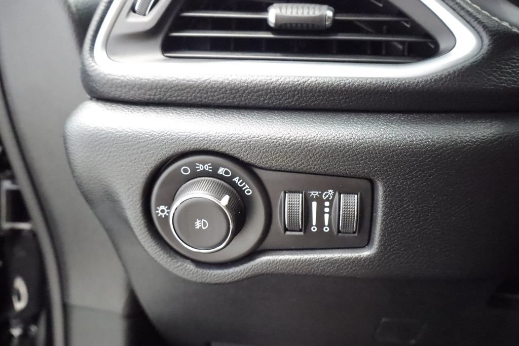 Certified 2025 Chrysler Pacifica Limited FWD image 18