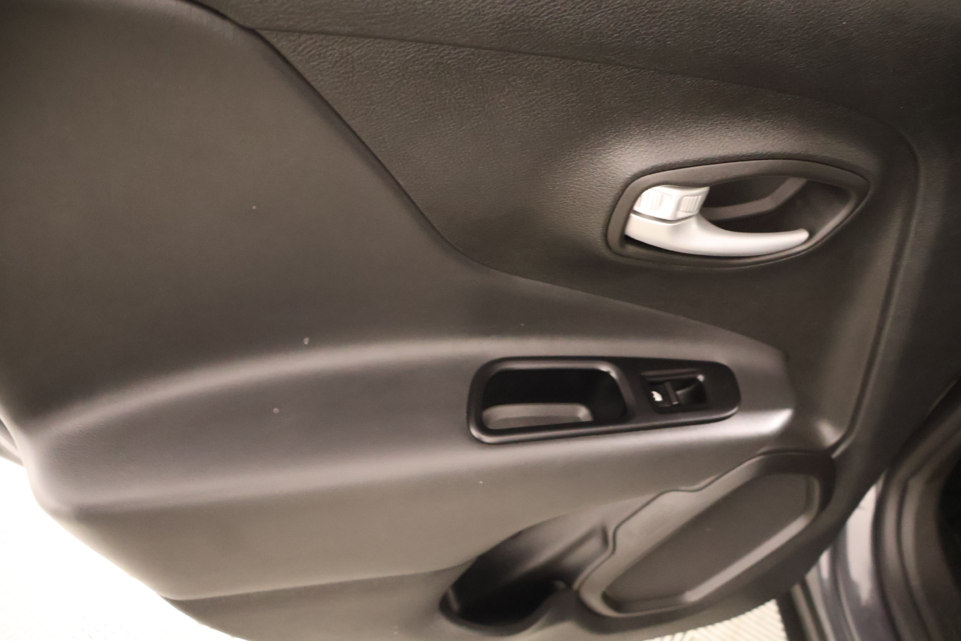 Used 2023 Jeep Renegade Latitude AWD/4WD image 16