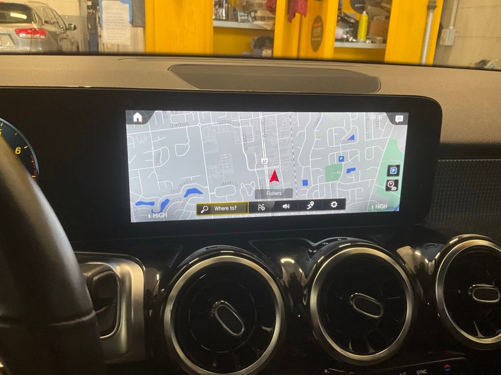 Used 2023 Mercedes-Benz GLB 250 4MATIC w/ Premium Package image 18