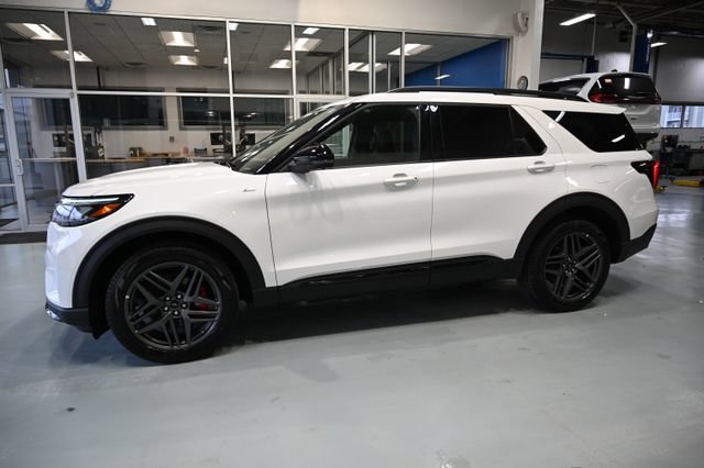 Used 2025 Ford Explorer ST-Line w/ ST-Line Street Pack AWD/4WD image 7