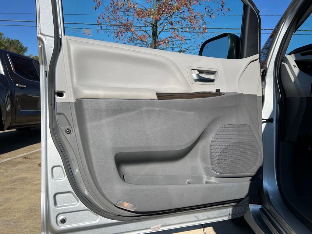 Used 2020 Toyota Sienna XLE w/ XLE Navigation Package image 11