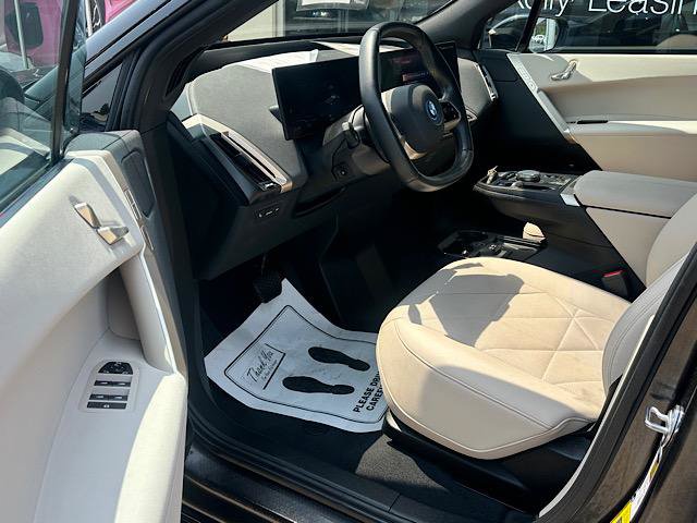 Used 2023 BMW iX xDrive50 w/ Sport Package AWD/4WD image 11