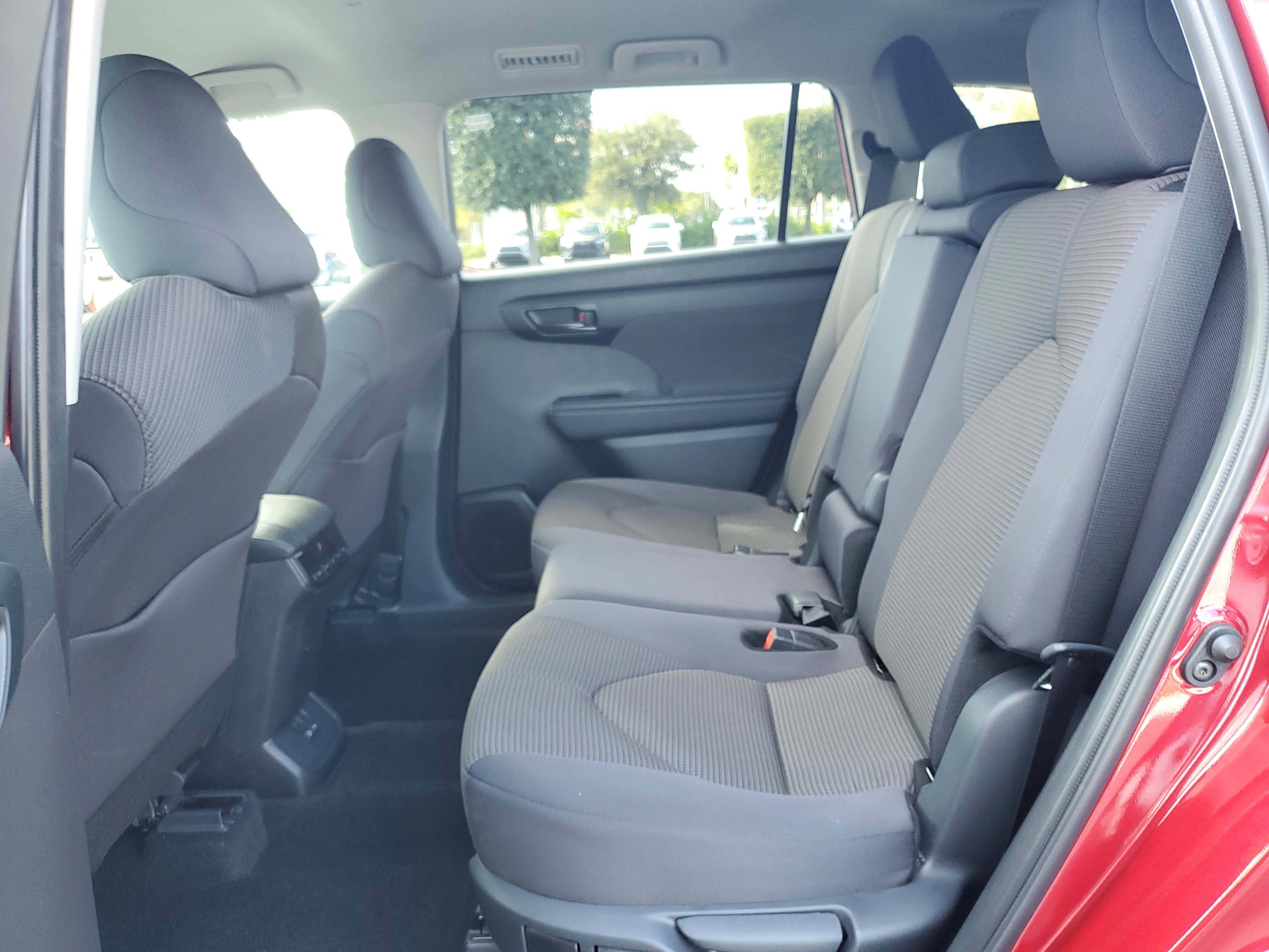 Used 2025 Toyota Highlander LE image 18