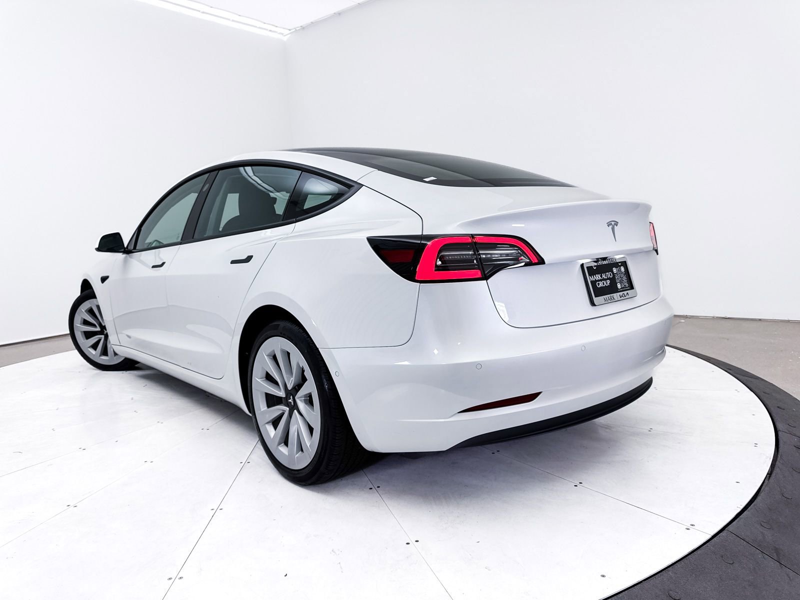 Used 2021 Tesla Model 3 Standard Range Plus image 2