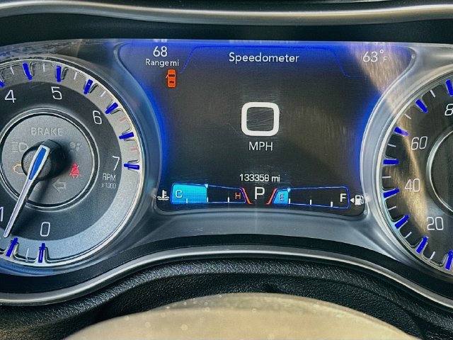 Used 2018 Chrysler 300 Limited RWD image 12