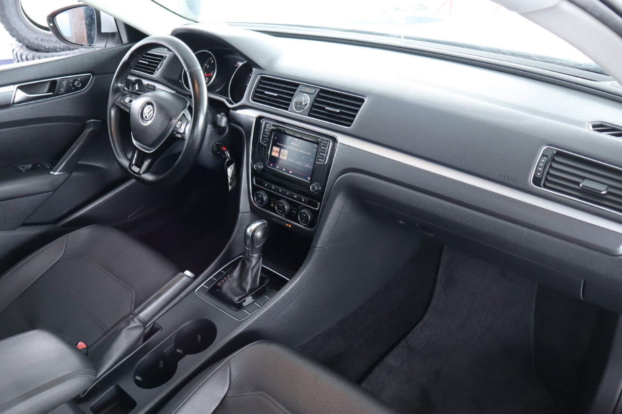 Used 2017 Volkswagen Passat 1.8T R-Line image 41