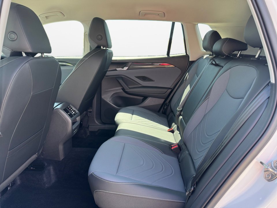 Used 2025 Volkswagen Tiguan SE image 16