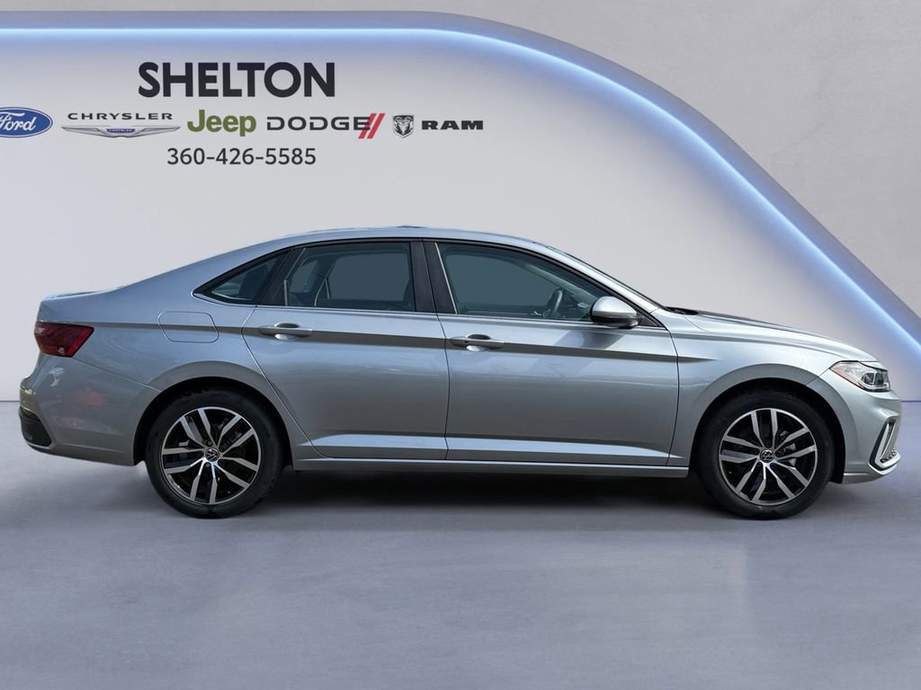 Used 2025 Volkswagen Jetta SE FWD image 6