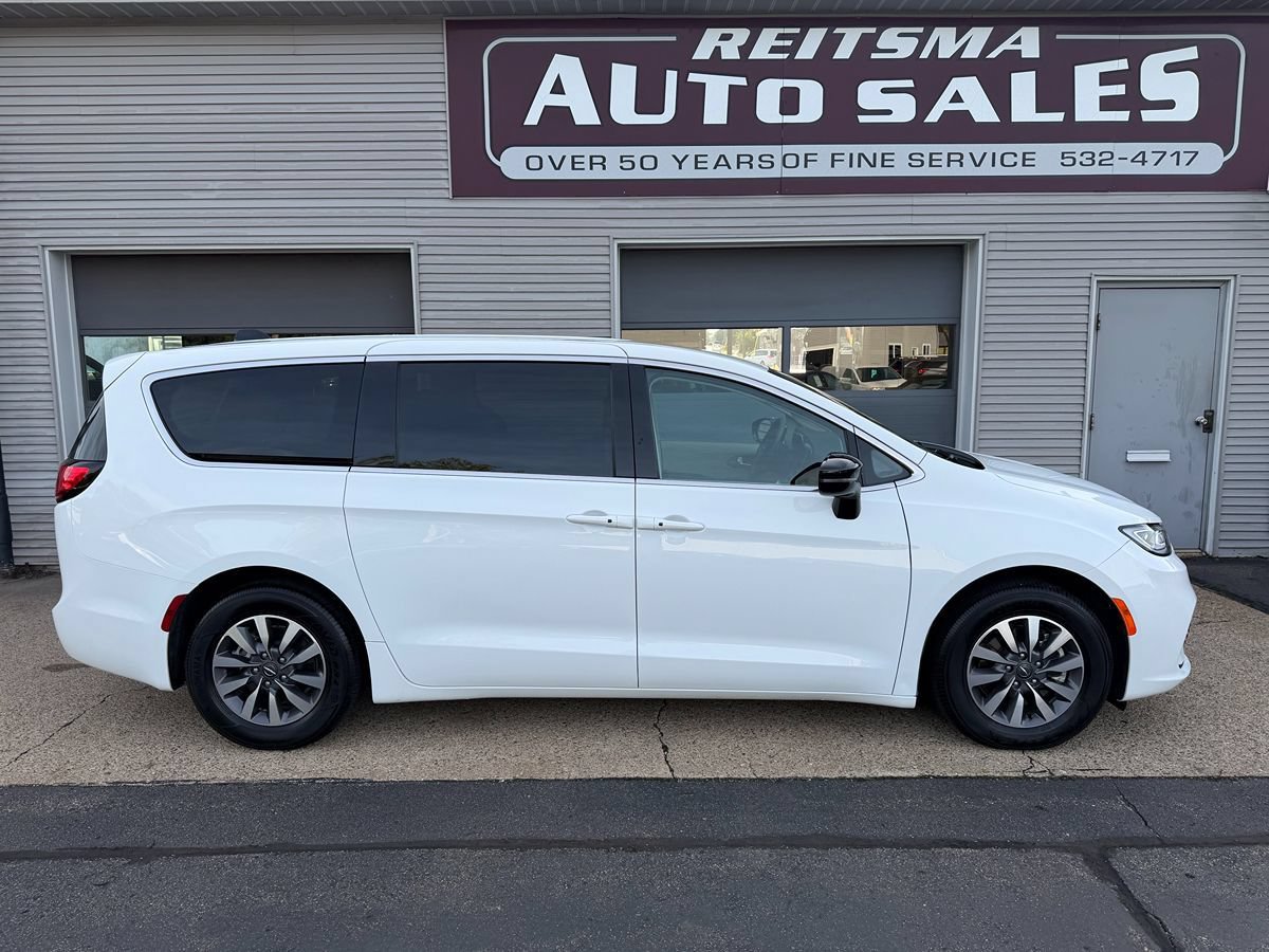 Used 2024 Chrysler Pacifica Limited FWD image 2