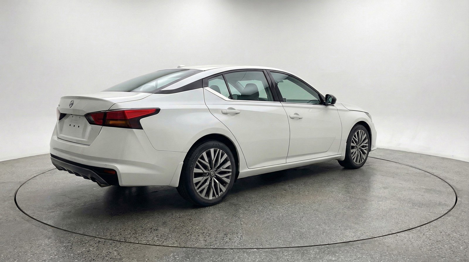 Used 2025 Nissan Altima 2.5 SV FWD image 9