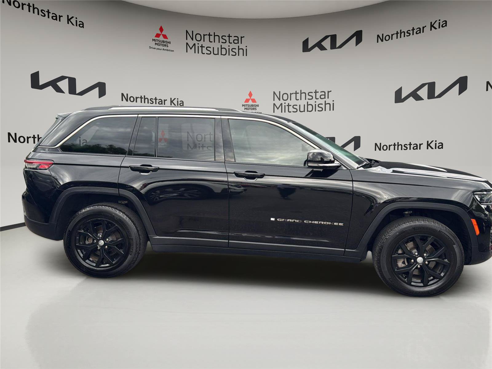 Used 2024 Jeep Grand Cherokee Limited AWD/4WD image 6