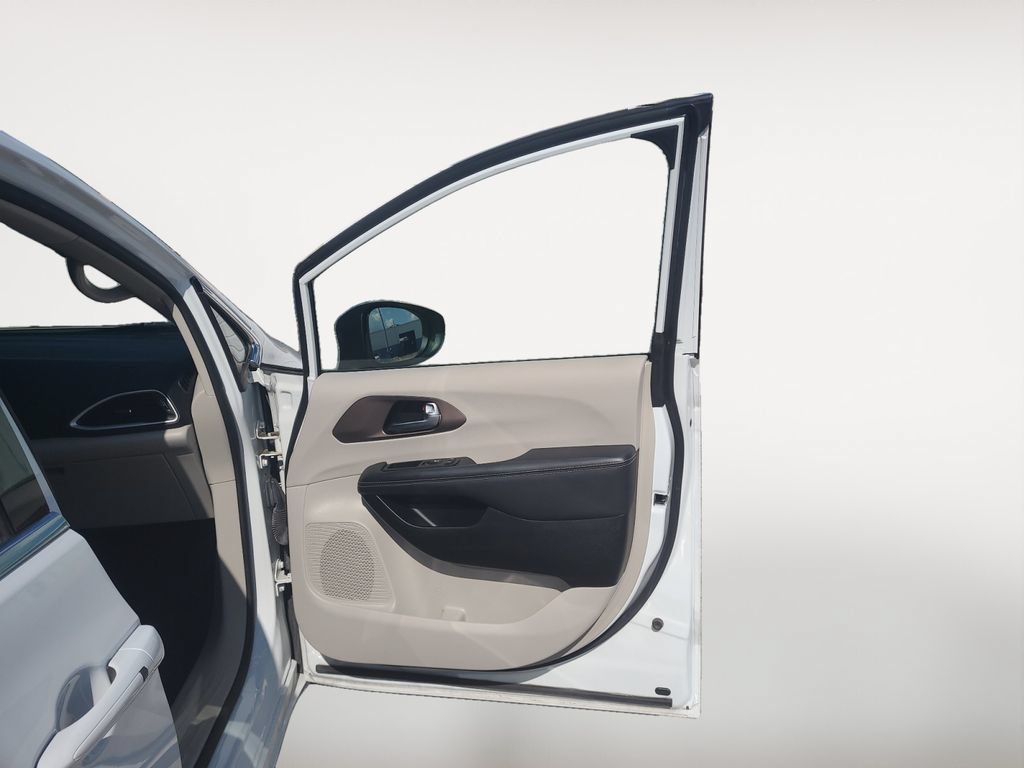 Used 2023 Chrysler Voyager LX FWD image 23