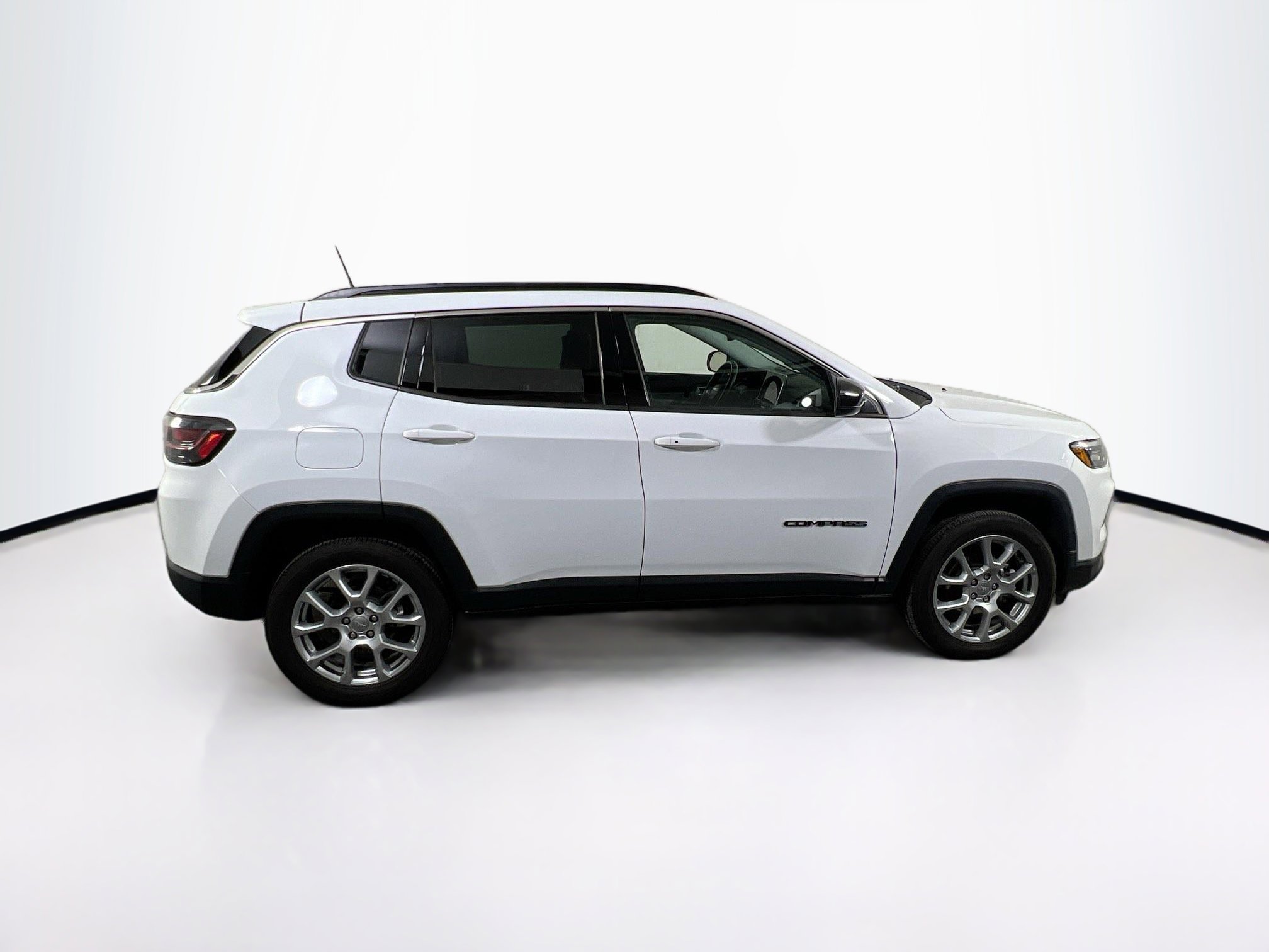 Used 2022 Jeep Compass Latitude w/ Sun and Sound Group image 4