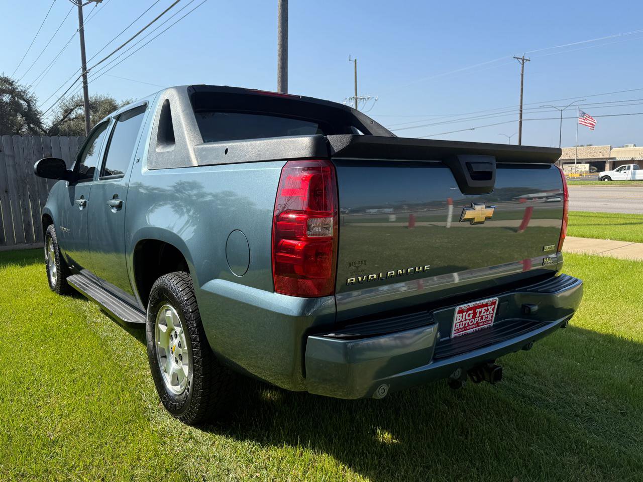 Used 2010 Chevrolet Avalanche LT RWD image 9