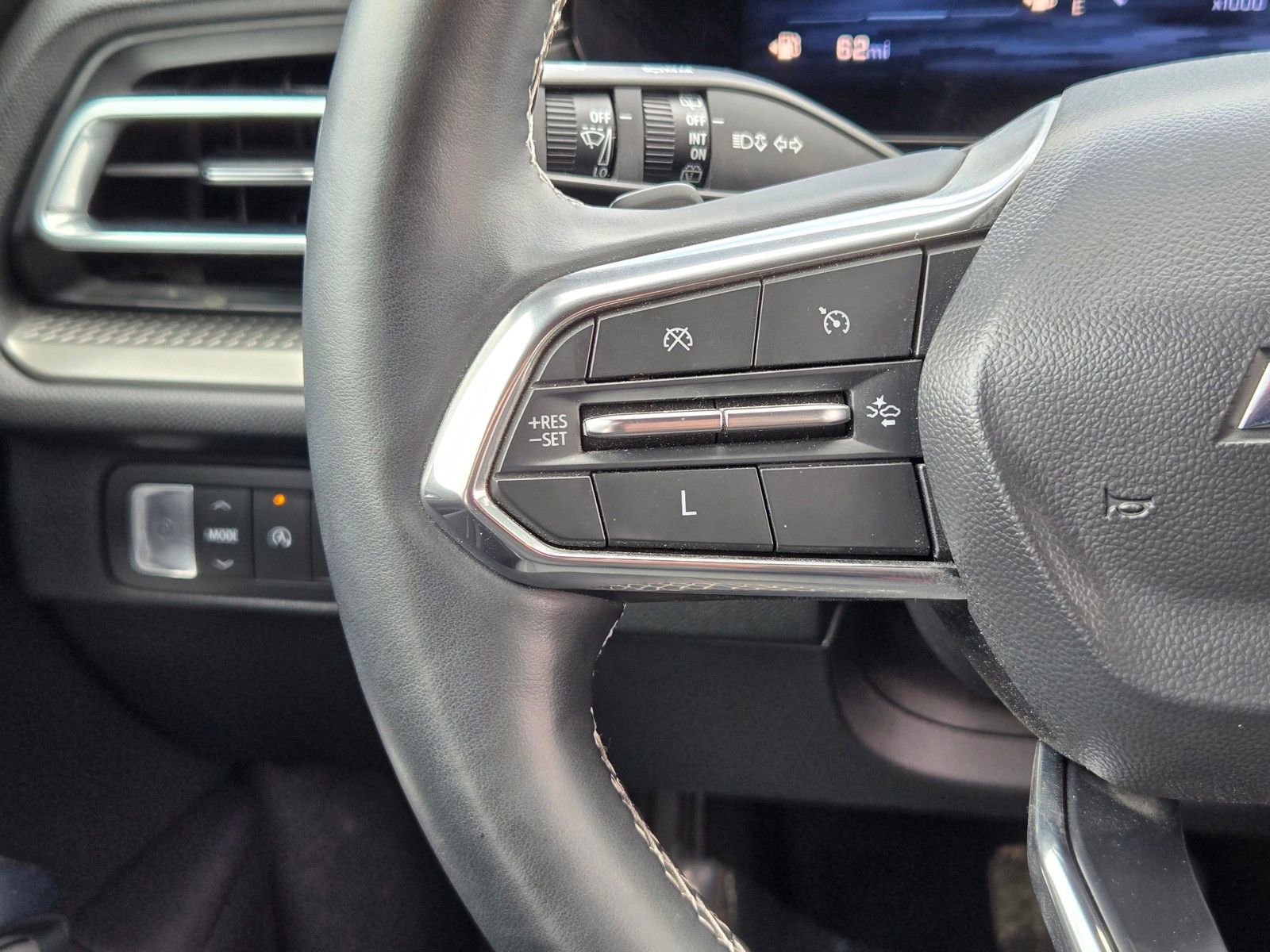 Used 2025 Chevrolet Traverse LT FWD image 12