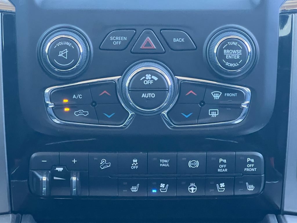 Used 2018 RAM 2500 Laramie w/ Sport Appearance Group AWD/4WD image 4