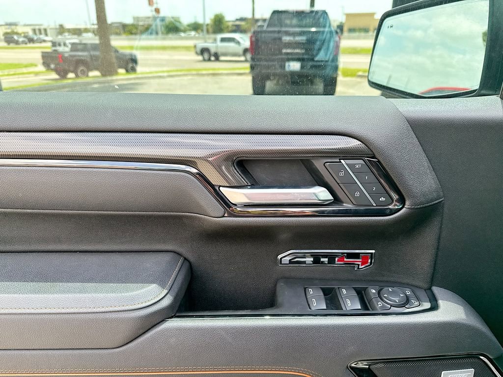 Used 2025 GMC Sierra 1500 AT4 w/ AT4 Premium Package AWD/4WD image 9