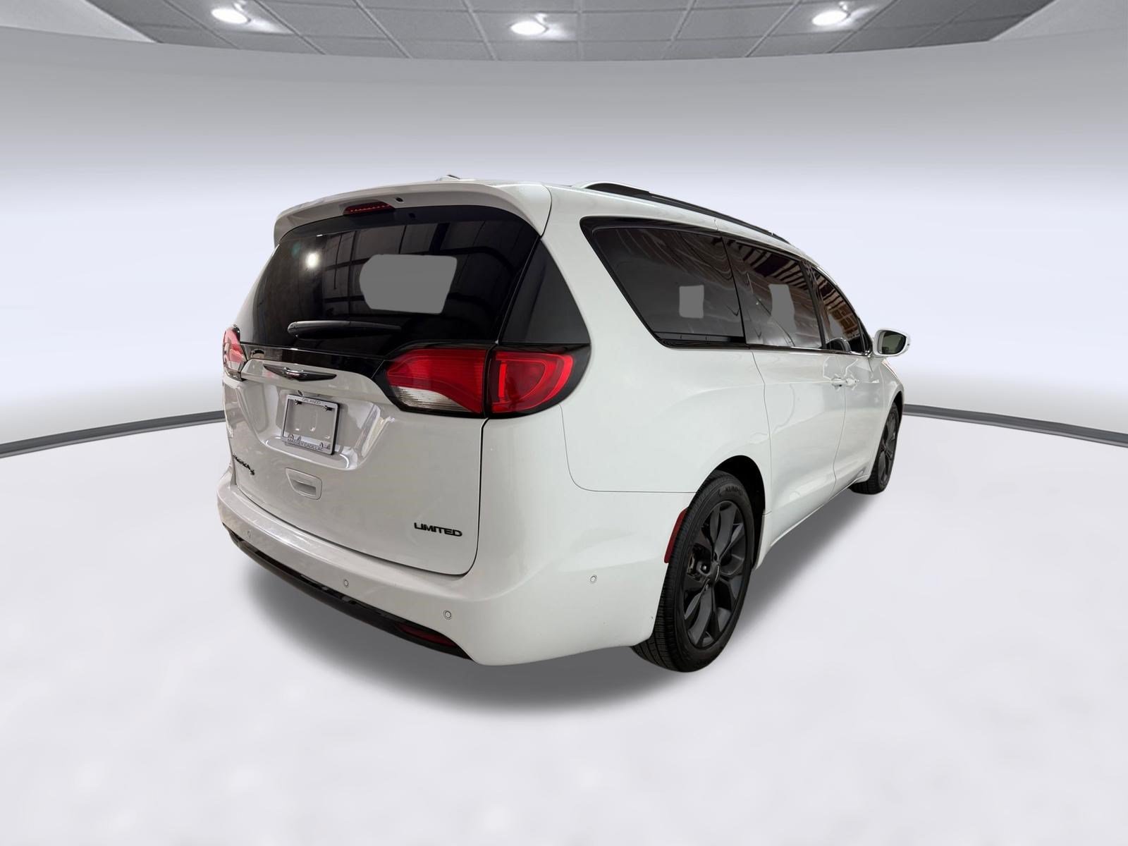 Used 2020 Chrysler Pacifica Limited w/ Quick Order Package 27H Red S FWD image 8