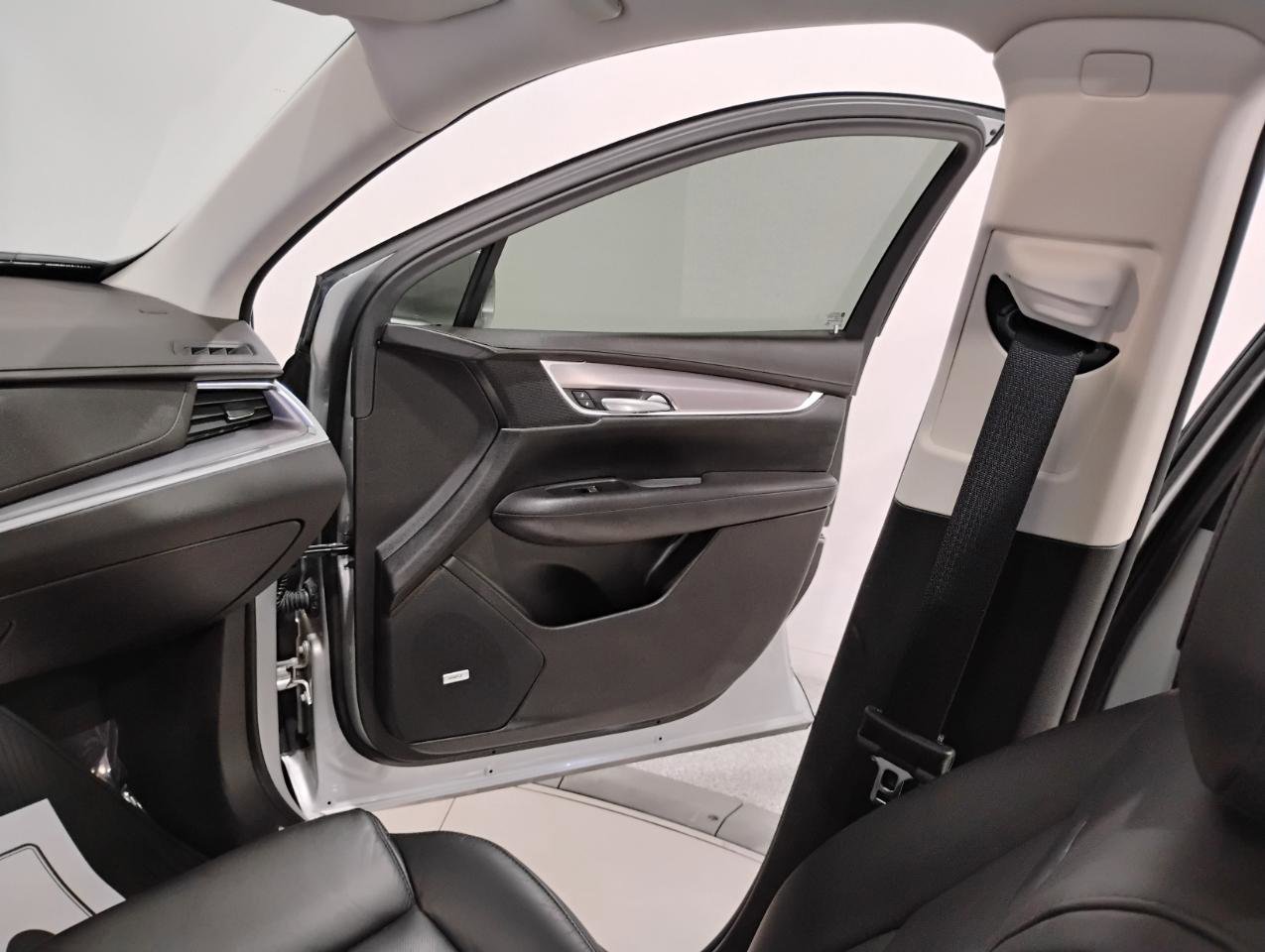 Used 2018 Cadillac XT5 Luxury w/ Driver Awareness Package image 26