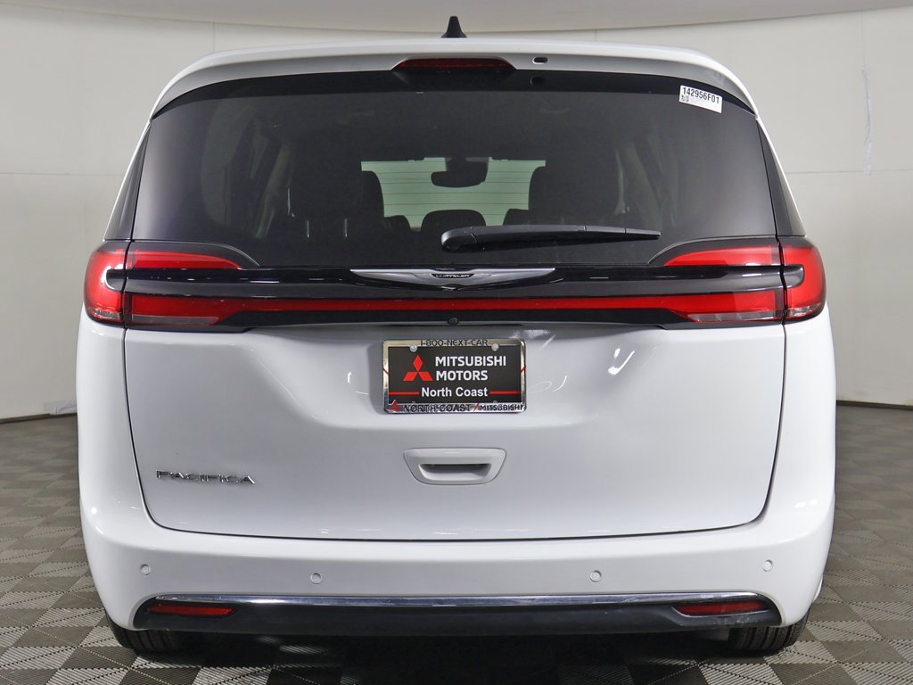 Used 2024 Chrysler Pacifica Touring-L image 12