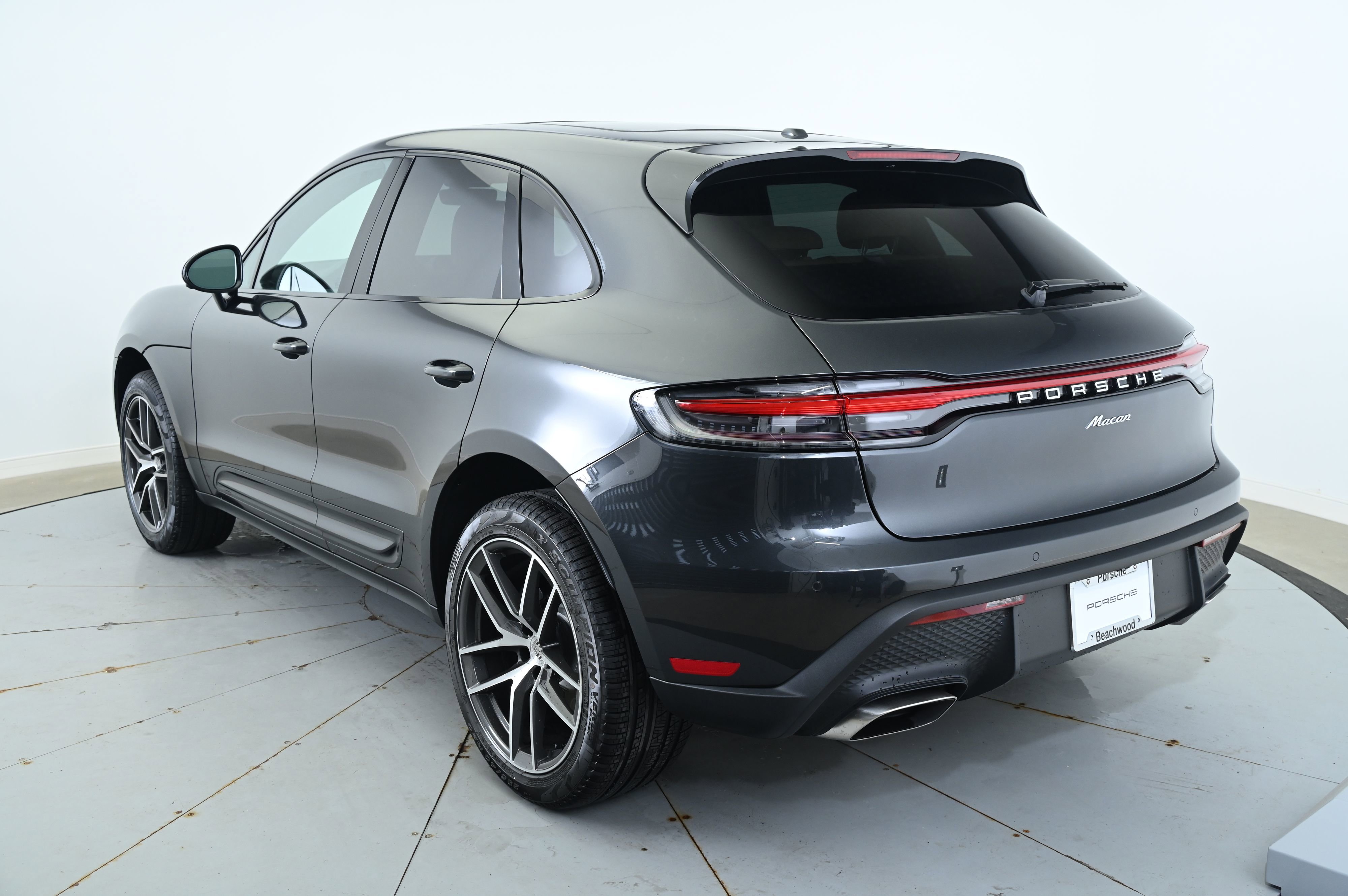 Certified 2025 Porsche Macan image 3