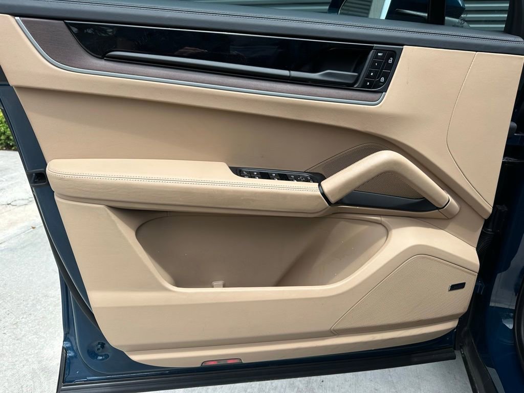 Certified 2025 Porsche Cayenne E-Hybrid AWD/4WD image 19
