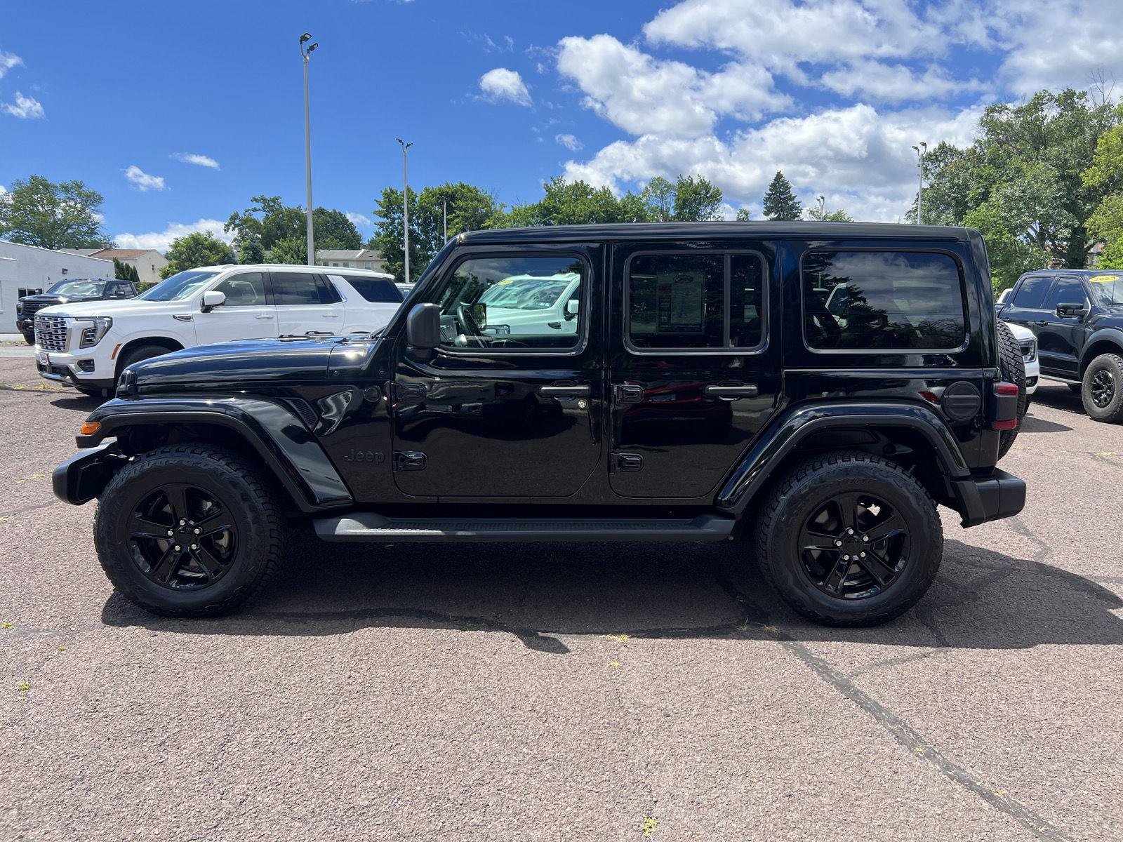Used 2022 Jeep Wrangler Unlimited Sahara AWD/4WD image 4