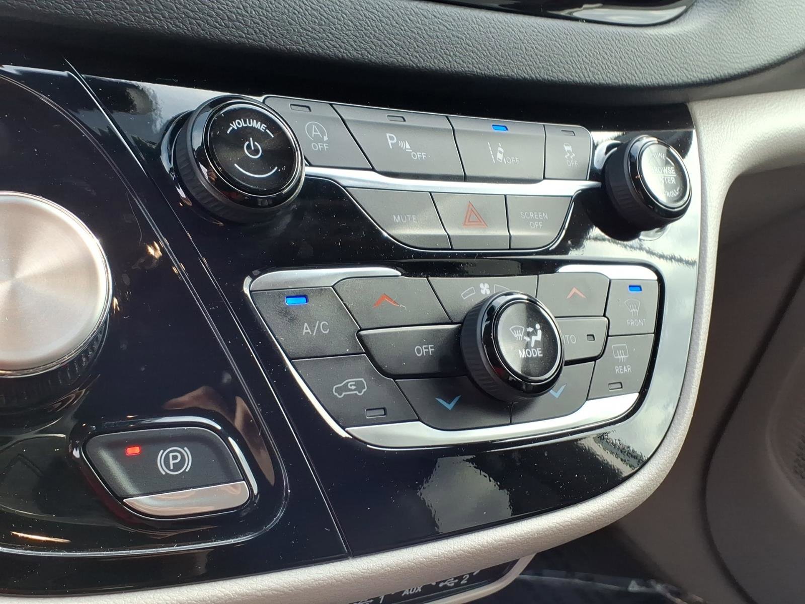Used 2024 Chrysler Pacifica Touring-L image 14