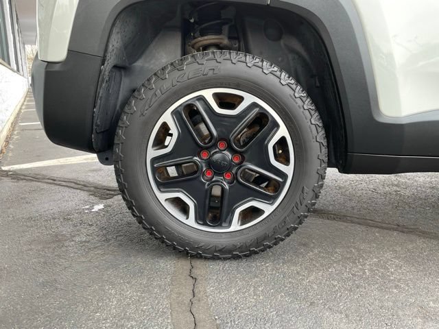 Used 2015 Jeep Renegade Trailhawk AWD/4WD image 32