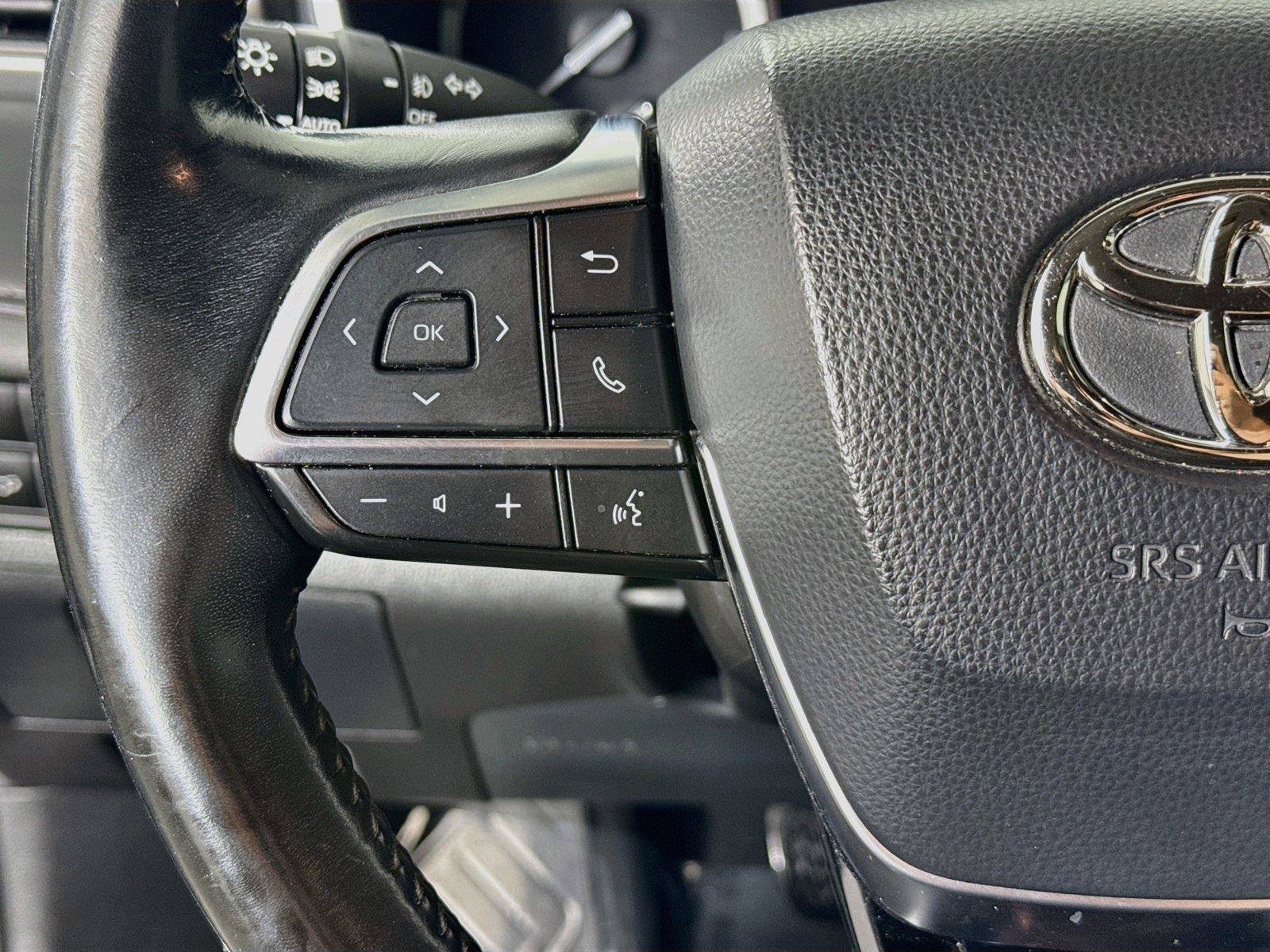 Used 2021 Toyota Highlander XLE AWD/4WD image 17