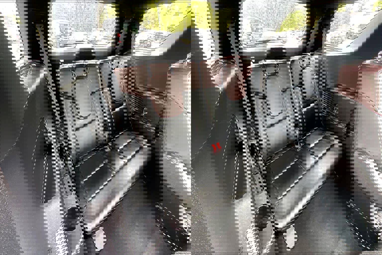 Used 2021 Ford Explorer Platinum w/ Premium Technology Package image 23