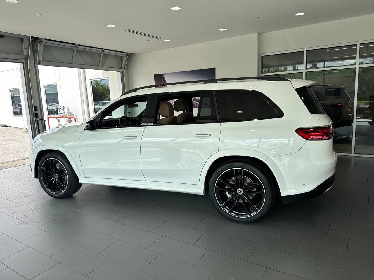 Used 2025 Mercedes-Benz GLS 450 4MATIC image 5
