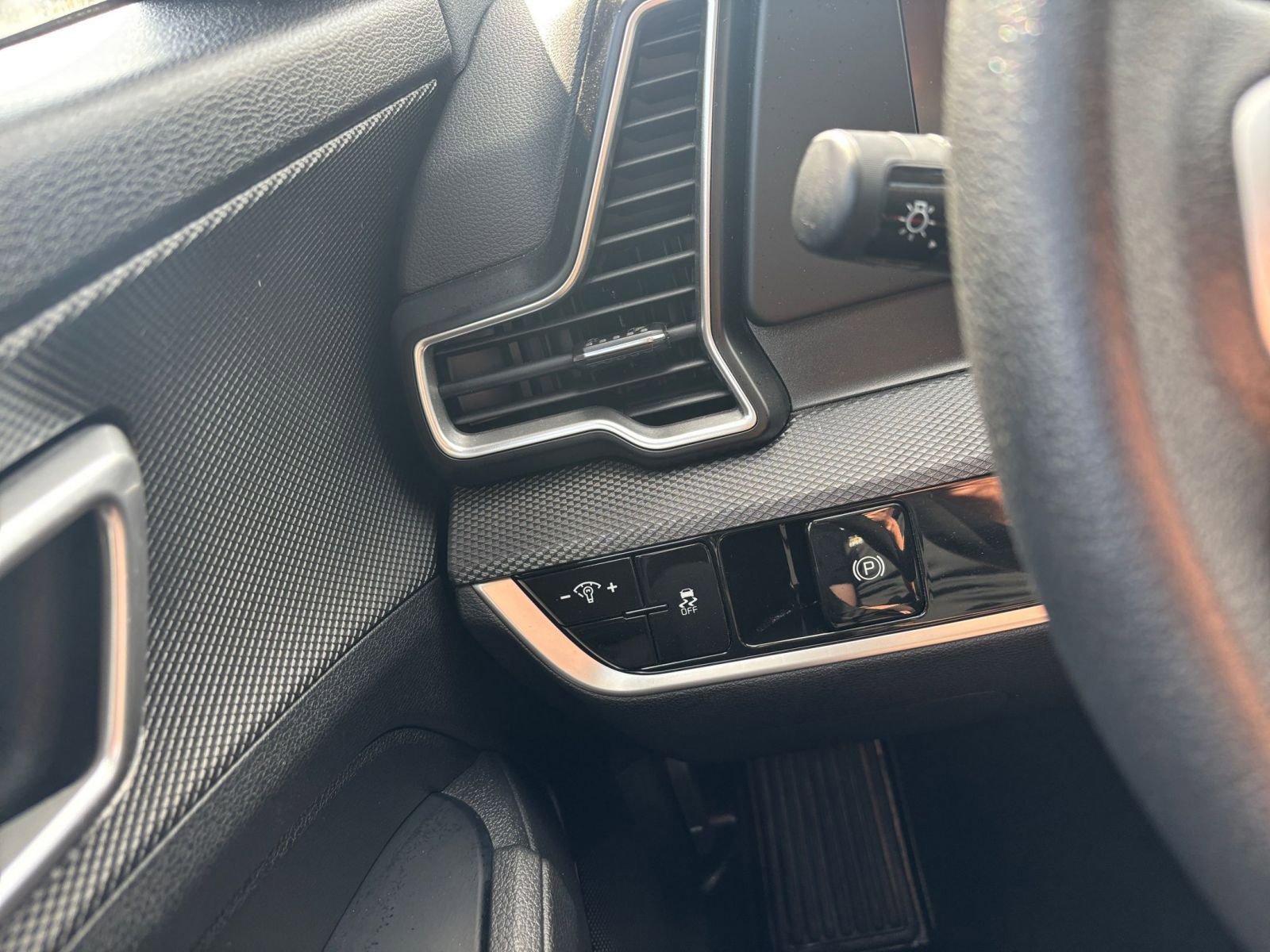 Used 2025 Kia Sportage LX image 32