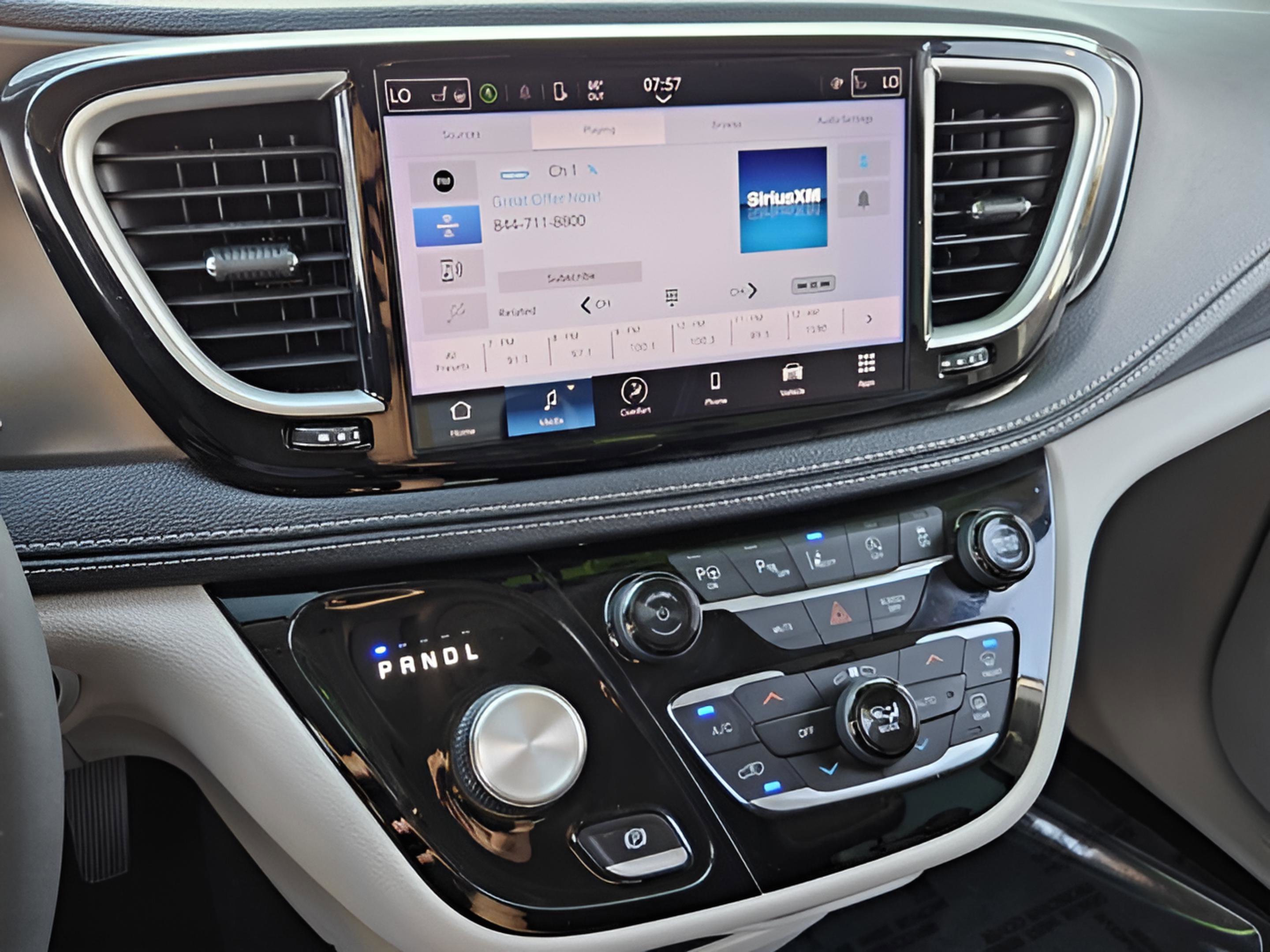 Used 2023 Chrysler Pacifica Touring-L image 21