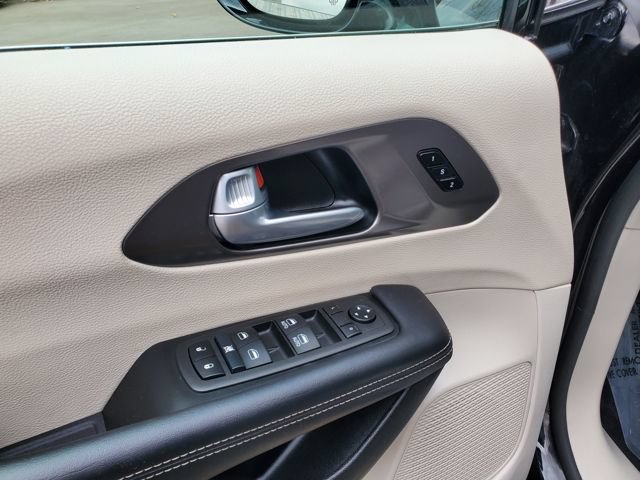 Used 2024 Chrysler Pacifica Touring-L FWD image 9